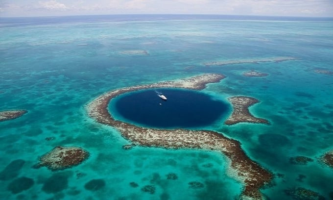 Hố xanh Taam Ja', nằm ngoài khơi bán đảo Yucatan, Mexico, đã chính thức trở thành hố sụt dưới nước sâu nhất thế giới