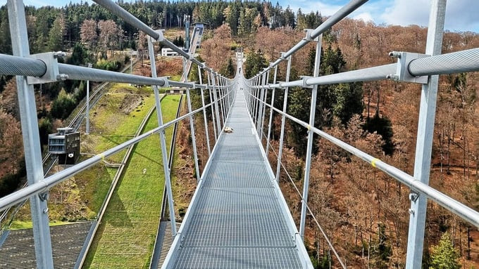 Cầu Skywalk Willingen là nơi nối liền giữa đồi trượt dốc Muhlenkopfschanze và khu Musenberg, mang vẻ đẹp hấp dẫn và độc đáo. Ảnh: Internet