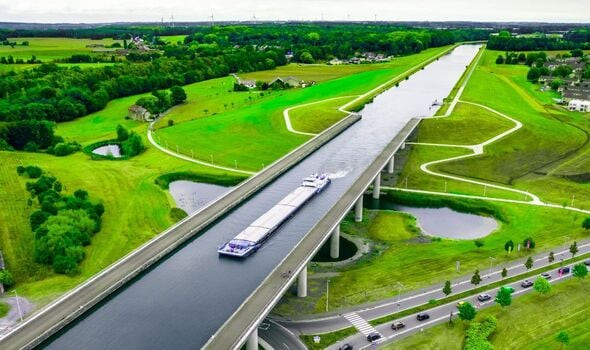Cây cầu nước Sart Canal nằm gần thị trấn Haunaut ở Bỉ, nổi tiếng thế giới là một công trình xây dựng đáng kinh ngạc. Ảnh: Daily Express