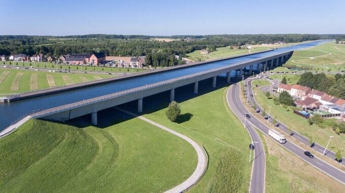 Tại thời điểm khánh thành, đây là một trong những cây cầu kênh dài nhất thế giới, đóng vai trò là huyết mạch quan trọng trong hệ thống giao thông của Bỉ. Ảnh: Hasan Jasim