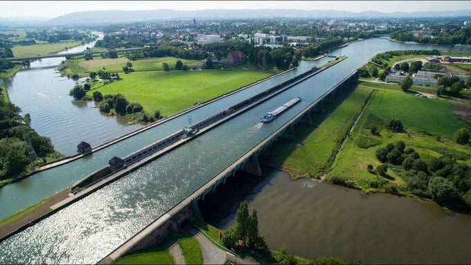 Ngoài mục đích về giao thông, cầu Sart Canal còn trở thành một điểm đến thu hút khách du lịch. Ảnh: Internet