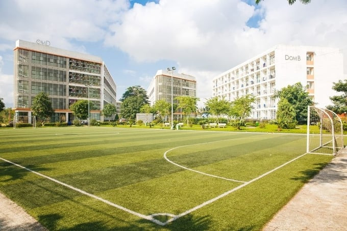 Khuôn viên sân bóng và khu nhà kí túc xá. Ảnh: Fanpage Đại học FPT Hà Nội