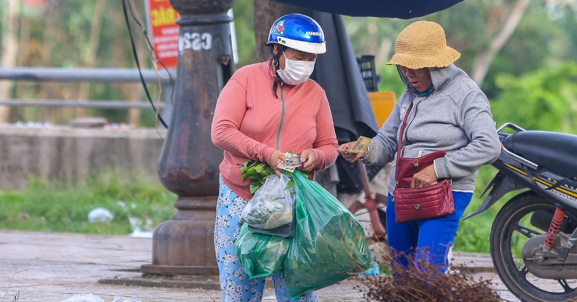 Bán 'lá mùng 5' dịp tết Đoan ngọ, dân xứ Quảng bỏ túi cả trăm triệu