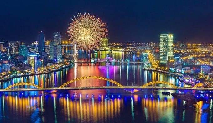 Màn trình diễn của lễ hội pháo hoa 2023 nhìn từ phía cầu Trần Thị Lý. Ảnh: BTC DIFF