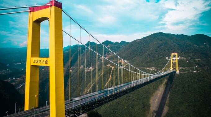 Thiết kế của cây cầu tương tự như hệ thống cầu treo thông thường với các tháp cầu hình chữ H kiên cố được làm từ bê tông cốt thép, neo giữ bởi hệ thống cáp trụ và dây treo chắc chắn. Ảnh: Baidu
