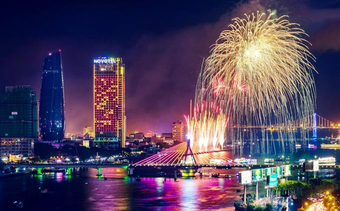Ngắm pháo hoa trên du thuyền sông Hàn Đà Nẵng. Ảnh: Internet