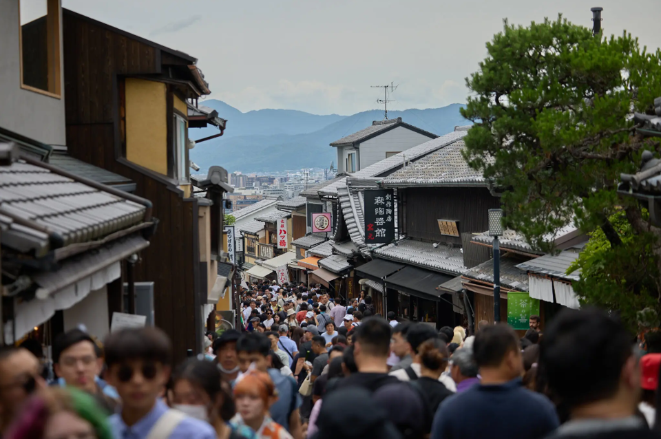 Đường phố Kyoto, Nhật Bản trở nên đông nghẹt vì quá nhiều khách du lịch. Ảnh: Shoko Takayasu