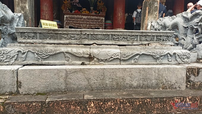 Xung quanh các diềm, thân đế được chạm khắc các họa tiết mang đậm nét dân gian, truyền thống của Việt Nam. Ảnh: Báo Vietnamnet