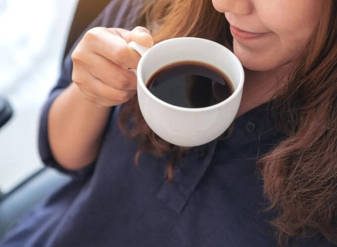 Cà phê đen không chứa đường, nhưng caffeine có thể kích thích tuyến thượng thận giải phóng adrenaline và cortisol, hai hormone căng thẳng làm tăng lượng đường trong máu (Ảnh: Eat This Not That)