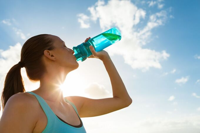 Một số loại đồ uống thể thao hoặc nước điện giải không chứa đường nhưng vẫn chứa carbohydrate hoặc các chất thay thế đường (Ảnh: Bodystress)