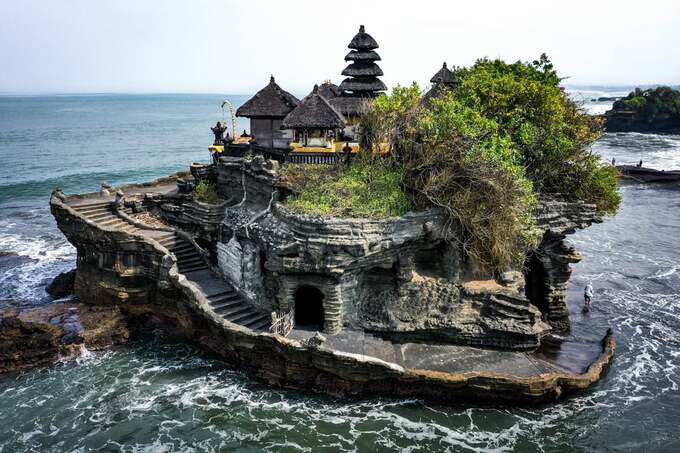 Đền Tanah Lot - một trong những ngôi đền có lịch sử lâu đời và nổi tiếng linh thiêng bậc nhất tại Bali. Ảnh: Internet