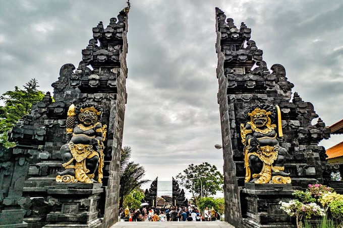 Cái tên Tanah Lot xuất phát từ tiếng Bali, nơi 