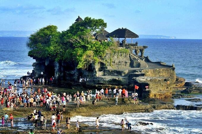 Nghi lễ tại Đền Tanah Lot diễn ra 6 tháng một lần theo lịch truyền thống của người Bali, lễ kỷ niệm sẽ được tổ chức sau 4 ngày. Ảnh: Internet
