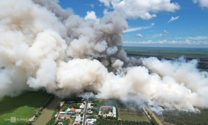 Một vụ cháy lớn bùng phát tại khu A1 Vườn quốc gia Tràm Chim với cột khói cao hàng trăm mét (Ảnh: VnExpress)