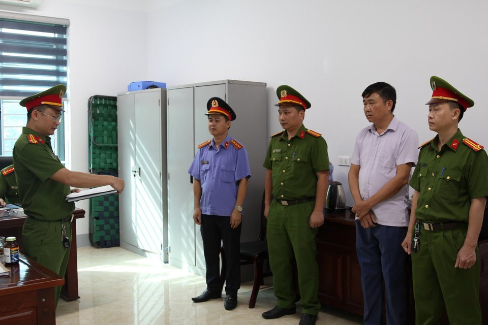 Cơ quan Công an đọc lệnh, quyết định bắt giữ Nguyễn Trường Thi (ảnh CANA).