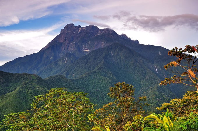 Điểm đến đầu tiên du khách nên khám phá chính là ngọn núi Kinabalu hùng vĩ - nóc nhà Đông Nam Á với độ cao 4.095m. Ảnh: Internet