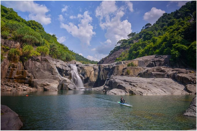 Du khách có thể thỏa sức tắm suối, bơi lội hoặc chèo thuyền kayak giữa khung cảnh thiên nhiên tuyệt đẹp. Ảnh: Lê Quốc Hùng