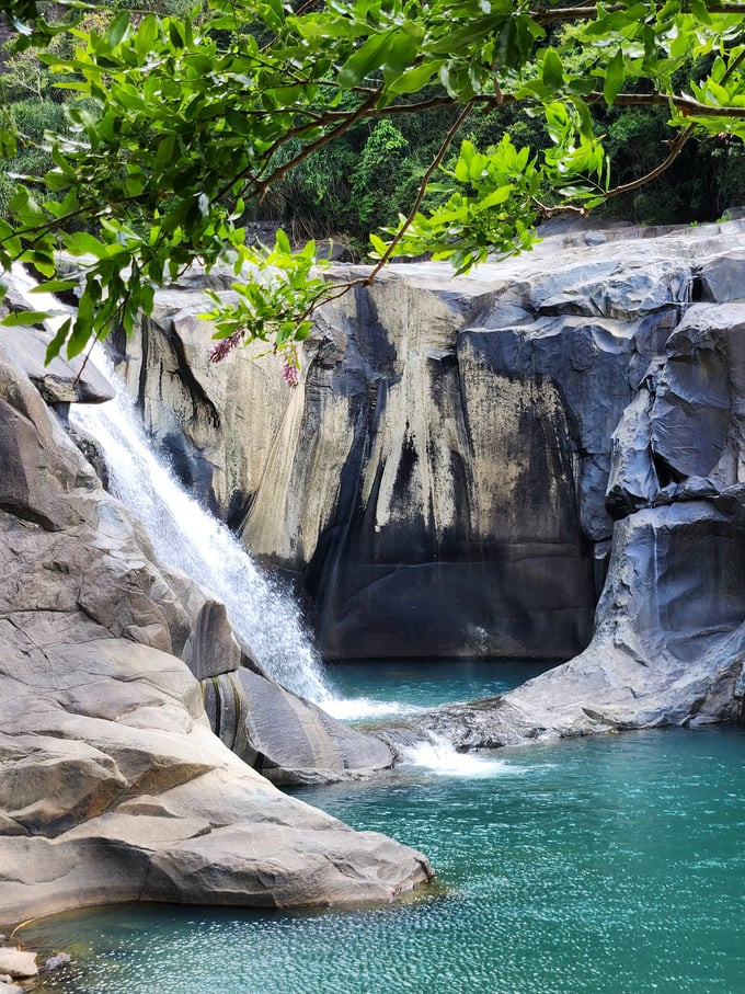 Nơi đây thu hút du khách bởi những thác nước đổ xuống vực sâu, hồ nước xanh ngọc bích và khung cảnh thiên nhiên hoang dã, thanh bình. Ảnh: Báo Lao Động