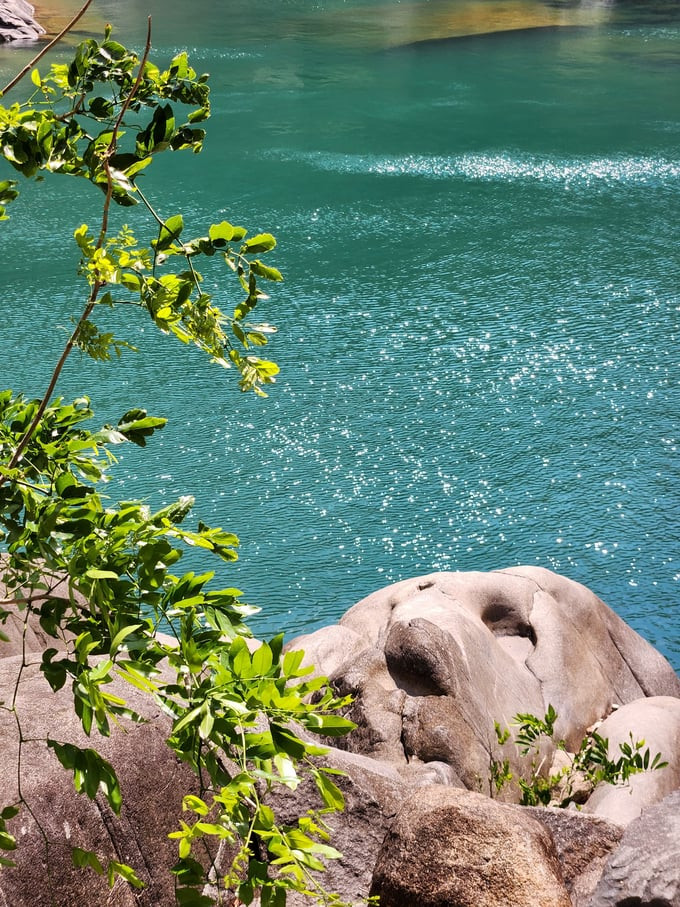 Dưới chân thác là hồ nước xanh ngọc bích, trong vắt như pha lê. Ảnh: Báo Lao Động