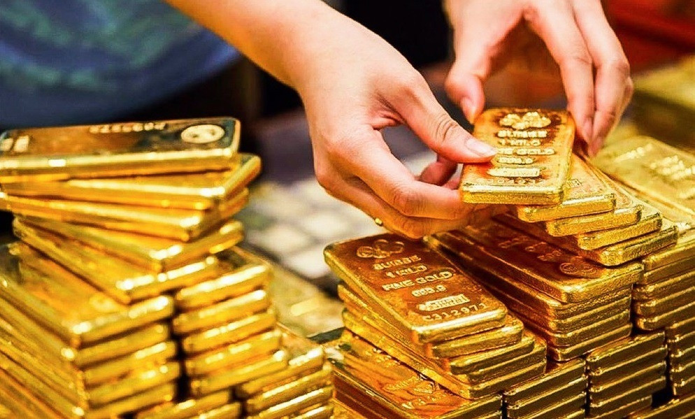 Xếp hàng từ sáng để mua vàng: Chuyên gia khuyên chỉ nên mua ít và hết sức cẩn trọng