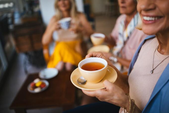 Nhiều người Việt có thói quen uống trà hoặc nước ngọt vào bữa sáng. Tuy nhiên, việc lựa chọn đồ uống này có thể tiềm ẩn những nguy cơ ảnh hưởng đến sức khỏe, đặc biệt là thận và gan (Ảnh minh họa: Internet)
