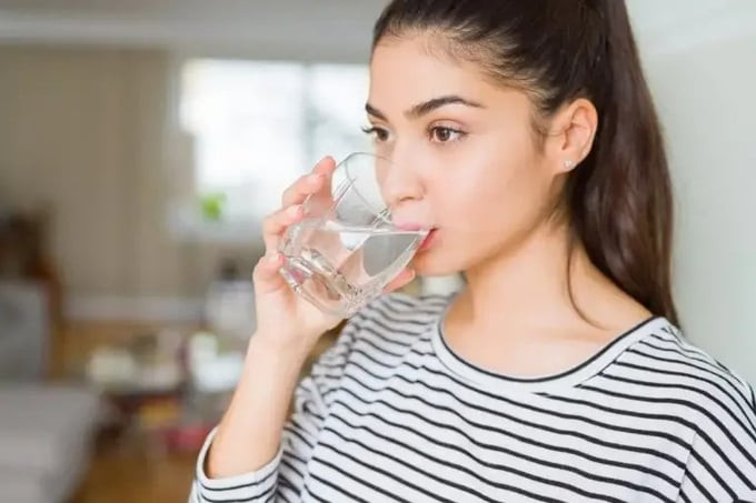 Việc uống nước khi vừa thức dậy rất quan trọng để bổ sung lượng nước mất đi trong quá trình trao đổi chất khi ngủ (Ảnh: Internet)