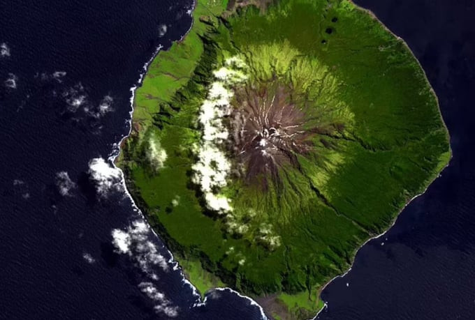 Hòn đảo Tristan da Cunha nhìn từ trên cao. Ảnh: Internet