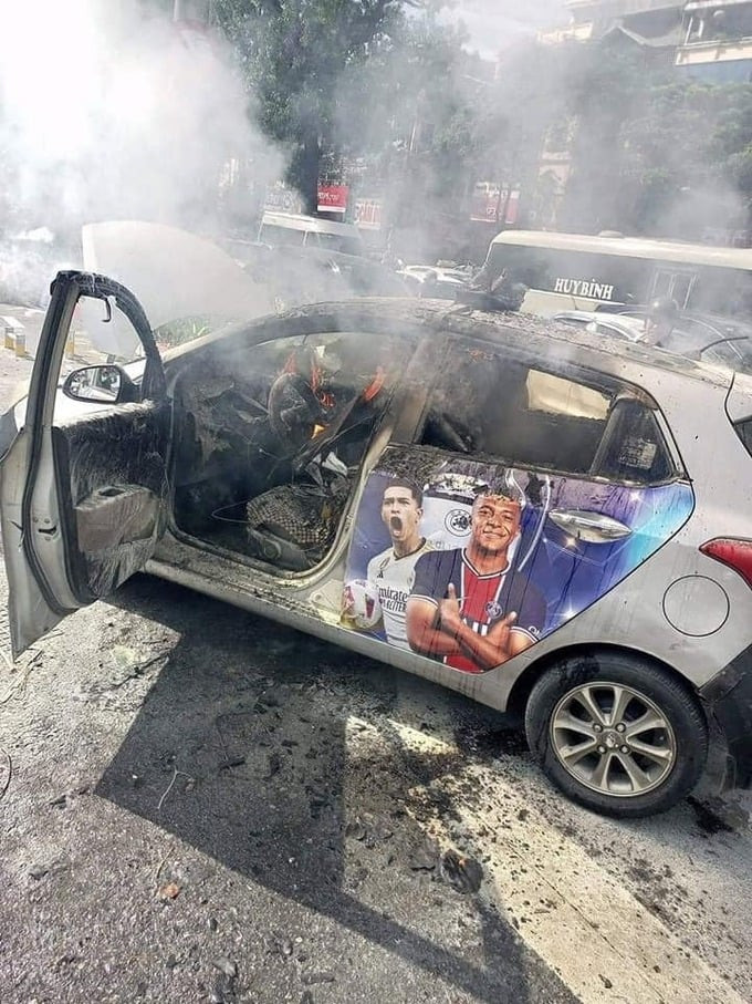 Vụ cháy đã làm vỡ phần kính lái và thiêu rụi toàn bộ ghế lái, khiến xe bị hư hỏng nặng (Ảnh: Internet)