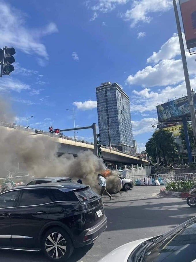 Một chiếc xe ô tô đã bất ngờ bốc cháy tại đường Hà Nội (Ảnh: Internet)
