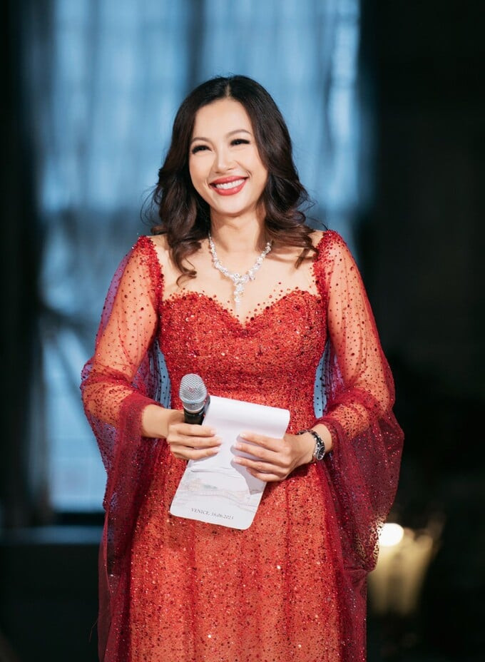 Hiếm hoi xuất hiện trong một sự kiện tại Việt Nam, nàng hậu xuất hiện xinh đẹp và xuất thần trong vai trò MC (Ảnh: Sưu tầm Internet)
