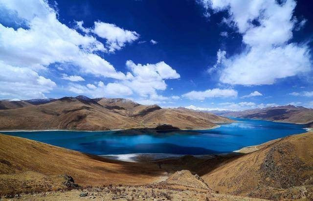 Hồ Yamdrok hiện lên như một xứ sở thần tiên giữa lòng dãy Himalaya hùng vĩ. Ảnh: Báo Đại Đoàn Kết