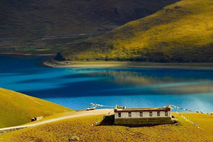 Hồ Yamdrok không chỉ được biết đến là hồ thiêng nơi các vị thần linh trong Phật giáo Tây Tạng ngự lãm. Ảnh: Đại Đoàn Kết