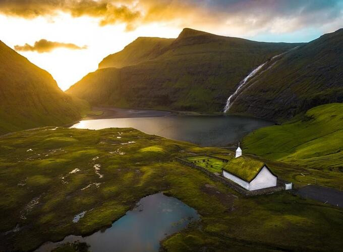 Những ngôi nhà cổ kính tại Faroe Islands. Ảnh: Travellive