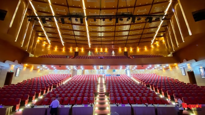 Điểm nhấn của nhà hát chính là khán phòng biểu diễn chính với sức chứa lên đến 1.200 ghế ngồi. Ảnh: Báo Tổ Quốc