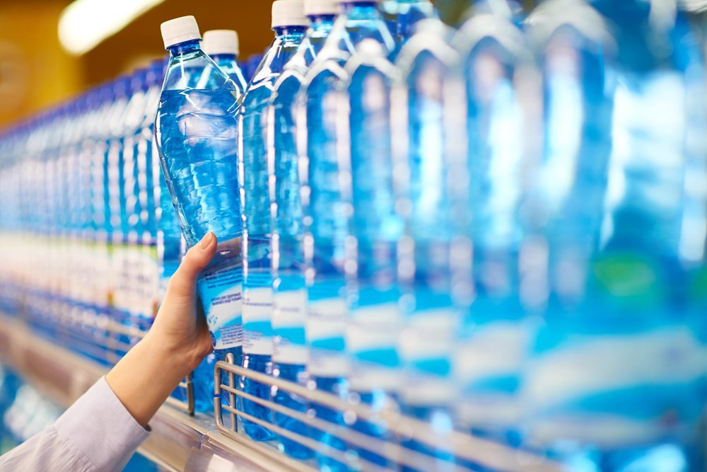 Nghiên cứu mới: Lo ngại nước đóng chai chứa đến 240.000 mảnh nhựa siêu nhỏ - ảnh 1