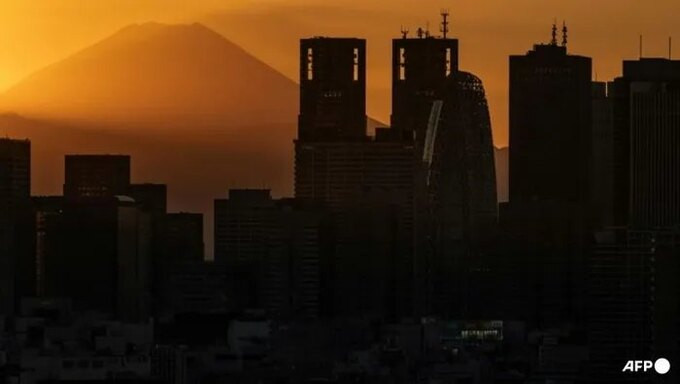 Tòa nhà che mất một phần núi Phú Sĩ - Ảnh: AFP.
