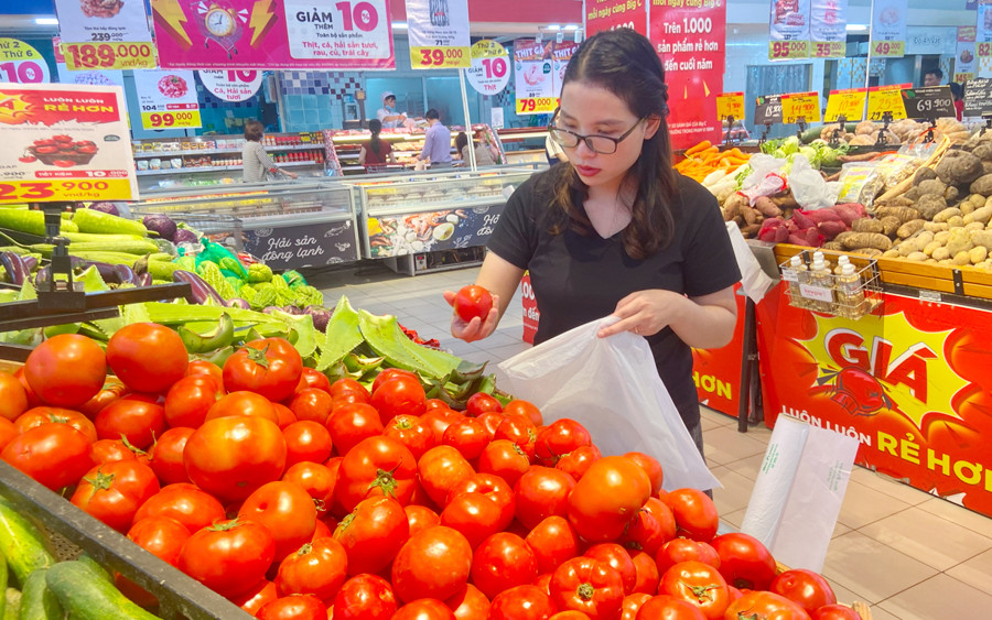 Người tiêu dùng chọn mua hàng tại siêu thị trên địa bàn Hà Nội. Ảnh: Công Hùng