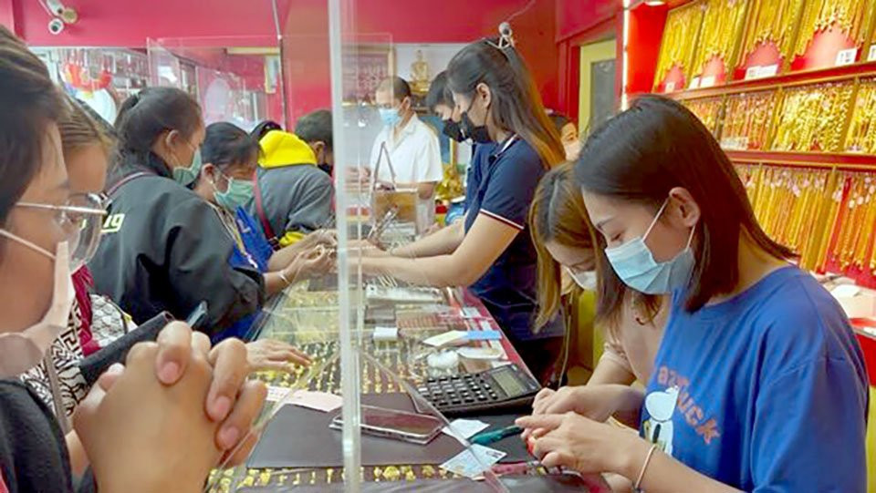 Không khí tấp nập tại các cửa hàng vàng ở Thái Lan ngay sau thông tin giá vàng tăng cao. Nguồn: Pattayamail