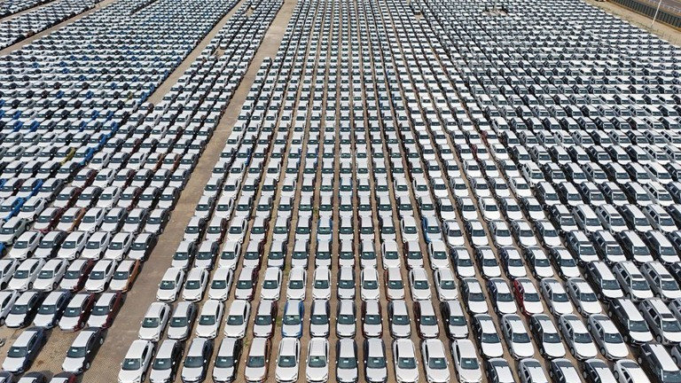 Xe ô tô của Trung Quốc chuẩn bị được xuất khẩu tại cảng Yên Đài ở tỉnh Sơn Đông. Ảnh: Getty