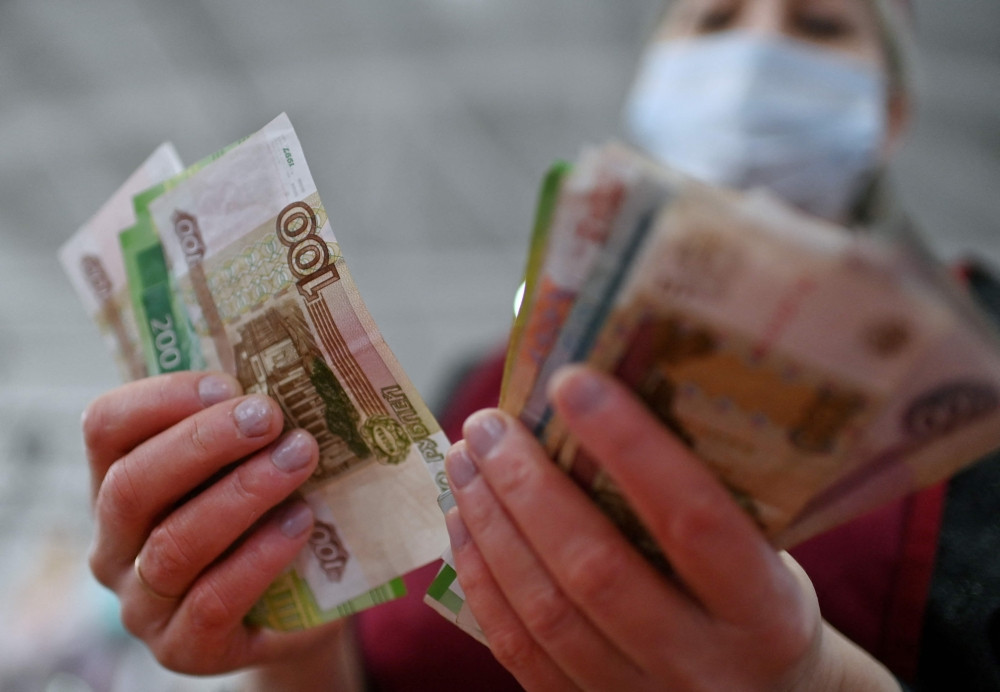Thị trường tài chính 'rung chuyển' sau những đòn trừng phạt, người dân Nga xếp hàng dài mua USD