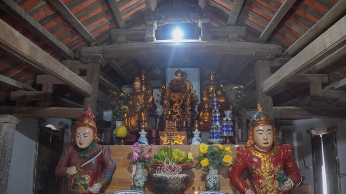 Trong chùa chỉ có ban Tam bảo và tượng Phật, Thánh, Hai bên là hai vị Hộ pháp uy nghiêm. Ảnh: Dân Trí