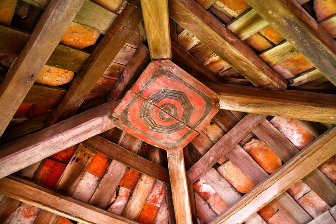 Hình tượng âm dương Lạc Việt trên mái lầu Nghênh Phong - đặc trưng của văn hóa Việt.