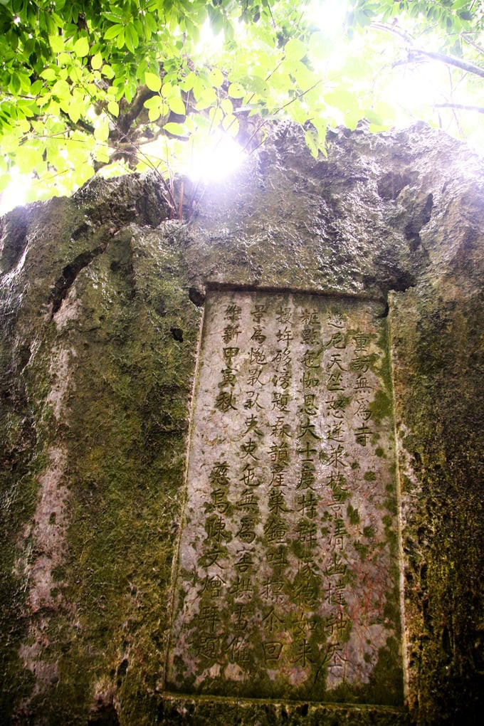 Bài thơ khắc trên đá của đạo sĩ Trần Văn Tăng. Ảnh: Báo Hànộimới