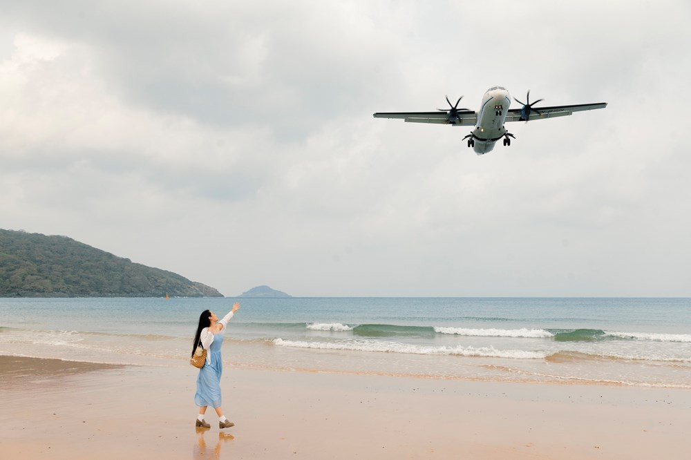 Phát hiện điểm check-in độc đáo nhất Việt Nam, nơi du khách vừa tắm biển vừa ngắm máy bay hạ cánh sát đầu - ảnh 3