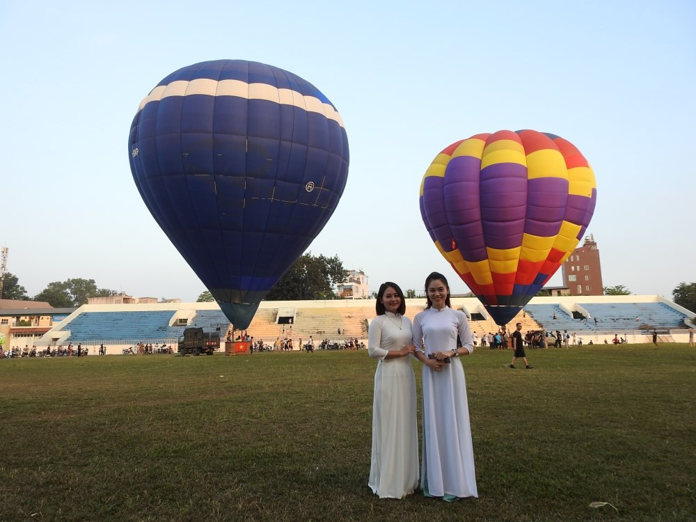 Thị xã duy nhất Việt Nam từng lên thành phố rồi lại xuống thị xã vừa khai trương tour ngắm cảnh trên khinh khí cầu - ảnh 3