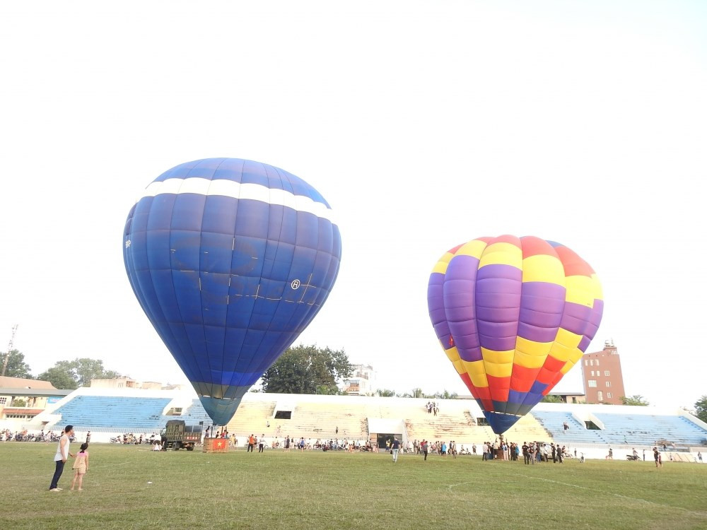 Thị xã duy nhất Việt Nam từng lên thành phố rồi lại xuống thị xã vừa khai trương tour ngắm cảnh trên khinh khí cầu - ảnh 1