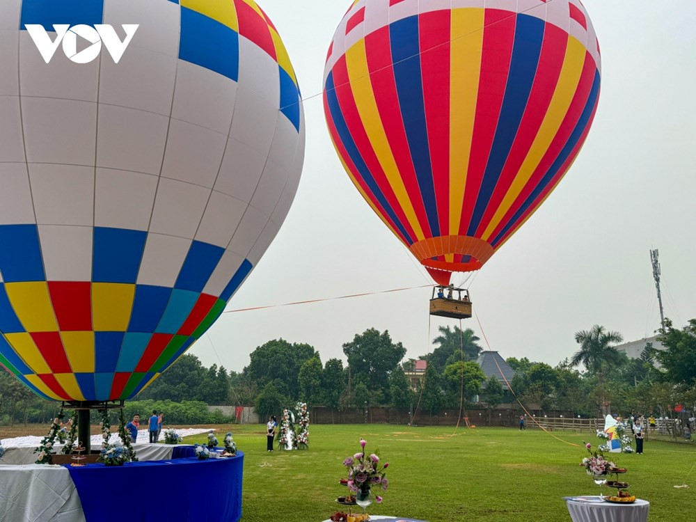 Thị xã duy nhất Việt Nam từng lên thành phố rồi lại xuống thị xã vừa khai trương tour ngắm cảnh trên khinh khí cầu - ảnh 2