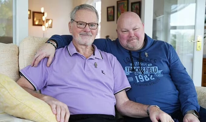 2 cha con Bob Ridley và Andrew Ridley đã được chẩn đoán mắc ung thư tuyến tiền liệt không thể chữa khỏi từ mùa hè năm ngoái (Ảnh: Daily Express)