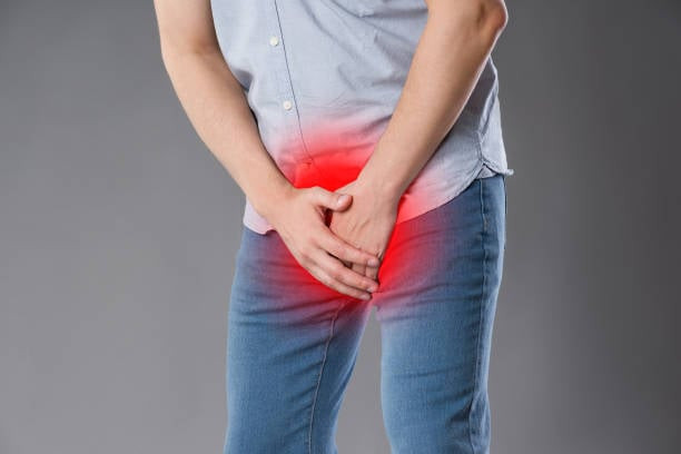 Cơn đau hoặc cảm giác khó chịu ở những vùng lưng dưới, hông, đùi trên hoặc tinh hoàn,...có thể là một dấu hiệu của ung thư đã lan rộng (Ảnh minh hoạ: Adobe Stock)