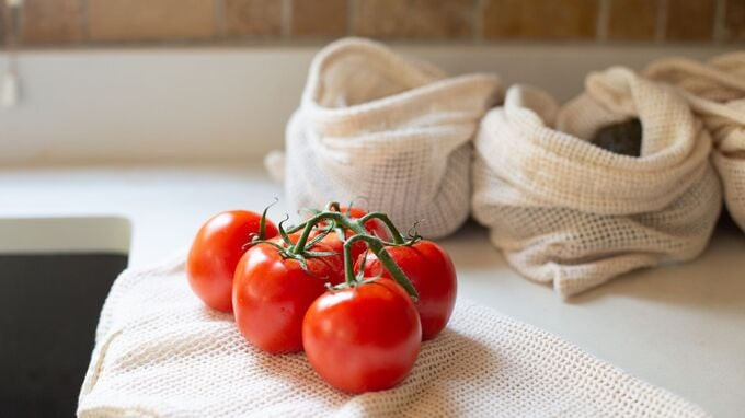 Với nguồn vitamin C và lycopene dồi dào, cà chua có thể giúp bạn ngủ ngon hơn